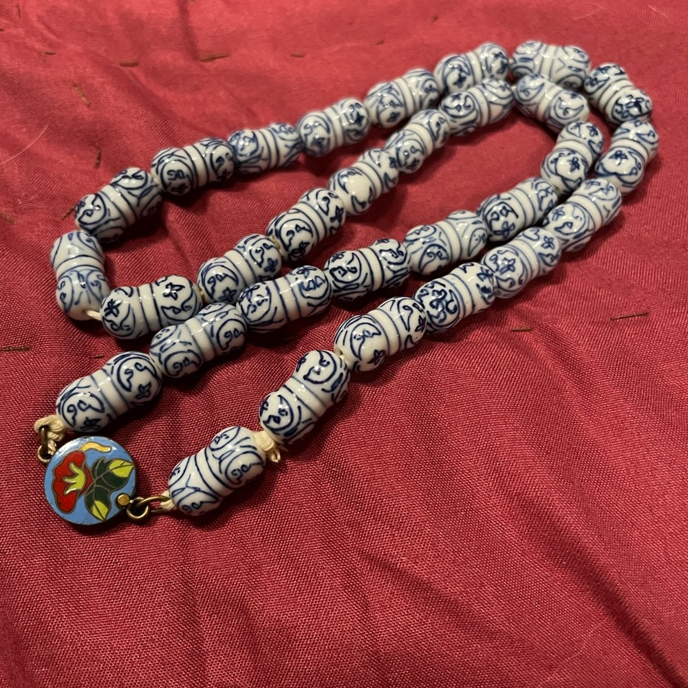 Chinese handpainted beads necklace - Picture 2 of 3